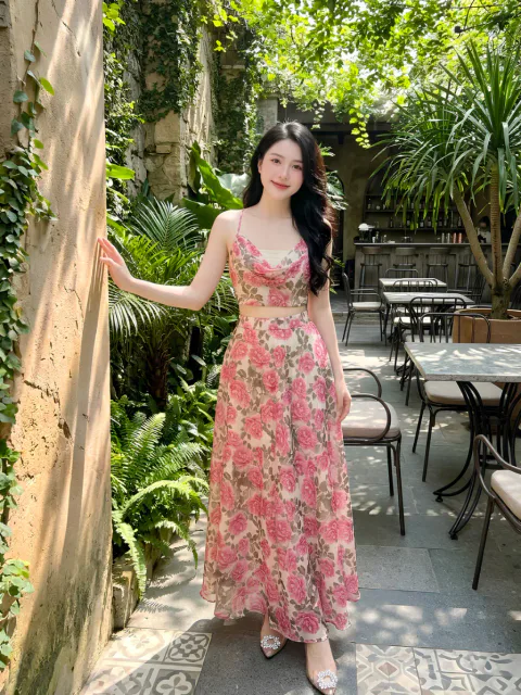 Set Maxi Cổ Đổ Họa Tiết Hoa Hồng Khoe Lưng Trần